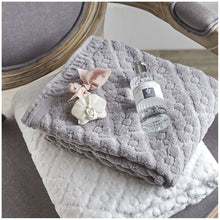 Lade das Bild in den Galerie-Viewer, Guest towel Floral softness.