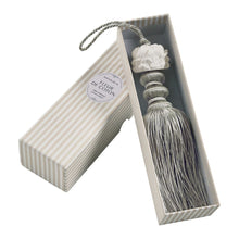 Load image into Gallery viewer, Fleur Royale scented pompom - Cotton Flower.