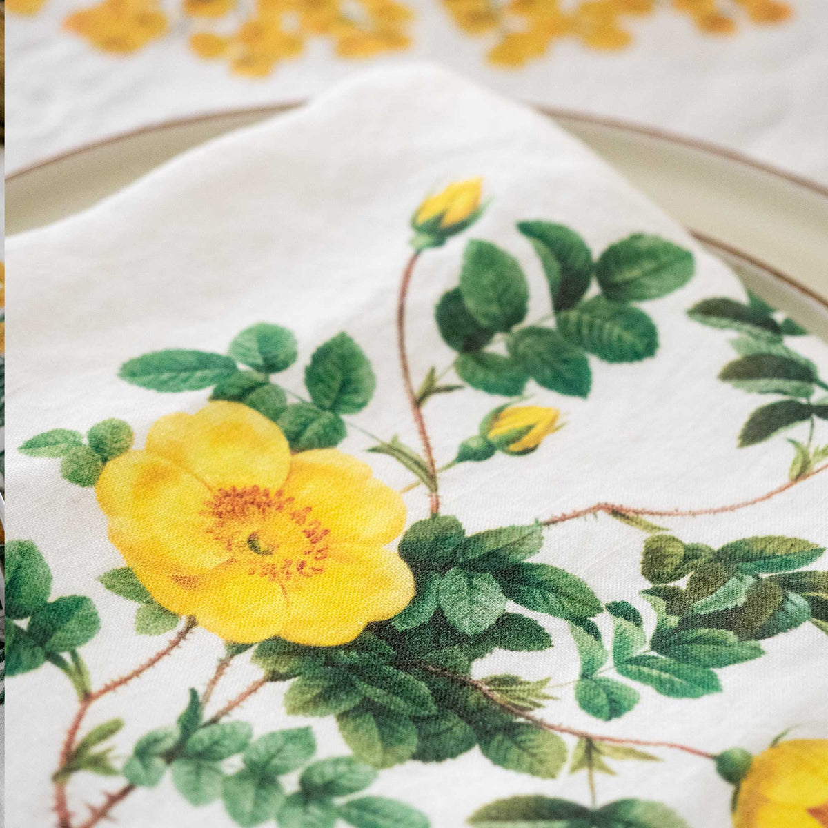 Set of 6 Yellow Flowers Napkins.