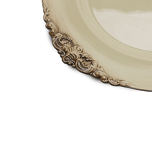 Lade das Bild in den Galerie-Viewer, Sous-Platte mit Details aus Kunststoff, Creme/Braun, 35 cm
