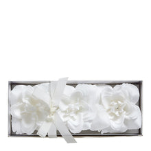 Lade das Bild in den Galerie-Viewer, Box of 3 White Flowers Soap in Petals
