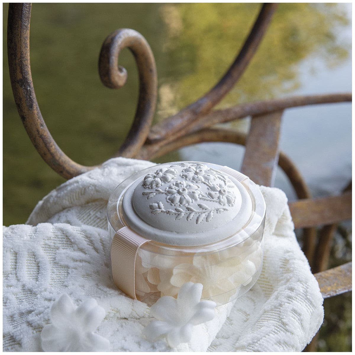 Box of white and nude scented soap petals - Parfum Rose.