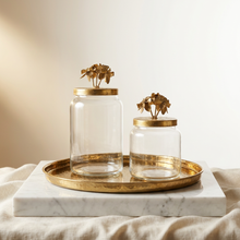 Lade das Bild in den Galerie-Viewer, Bonbonschachtel „Idylle“ mit Blumenmotiv aus Glas und vergoldetem Metall – großes Modell
