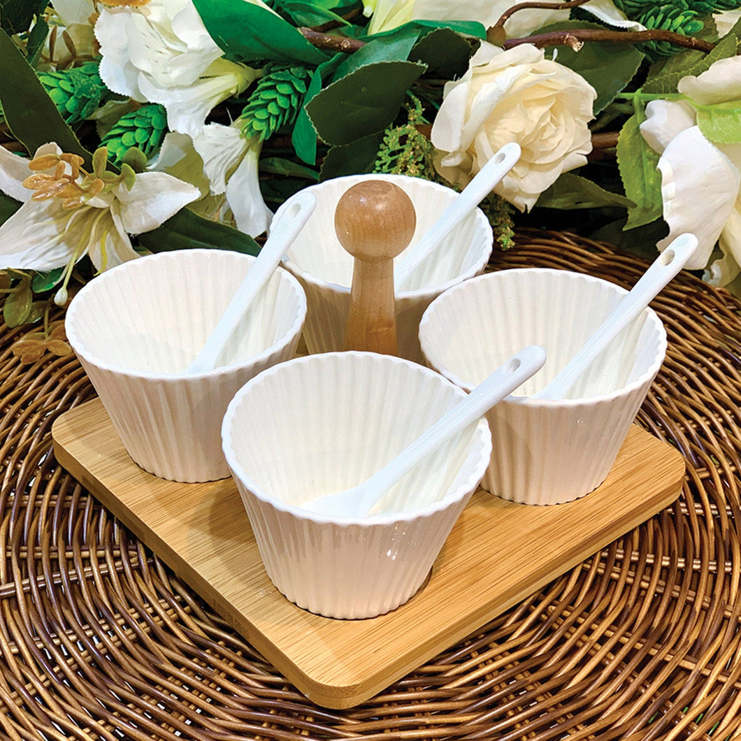 Set of 4 Porcelaine Gravy Bowls with Serving Spoons on a Bamboo Board 16x16x13cm